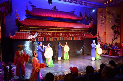 Các nghệ sĩ tham gia biểu diễn phục vụ khách du lịch tại Nhà hát Nghệ thuật Truyền thống Hạ Long